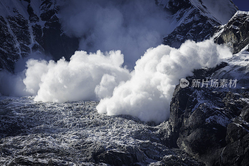 雪崩轰鸣下的雪山冰川，安娜普纳喜马拉雅山尼泊尔