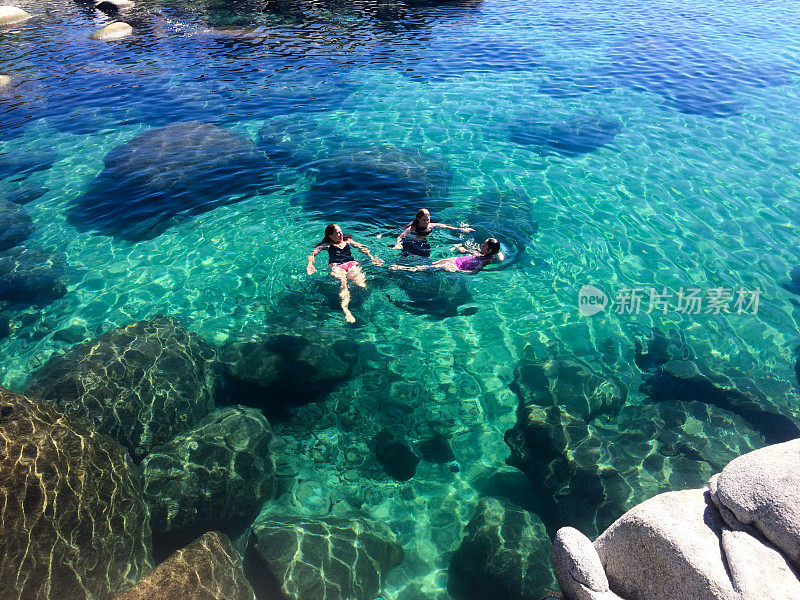 三个女人在加州的太浩湖游泳