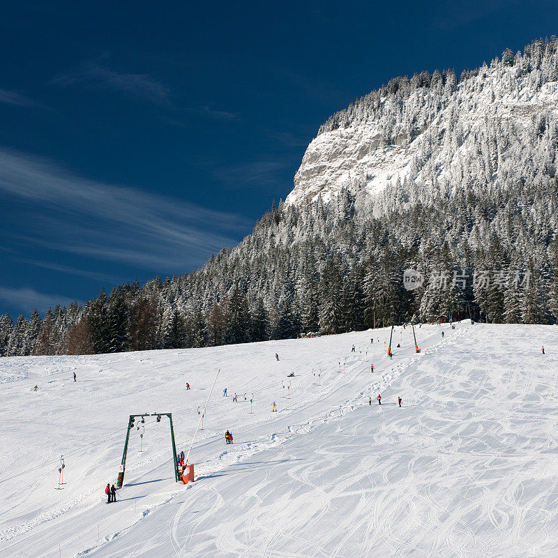 滑雪斜坡与滑雪者和滑雪板