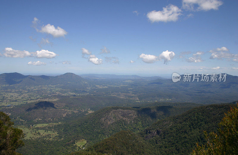 从Warning山顶可以看到天空和山脉