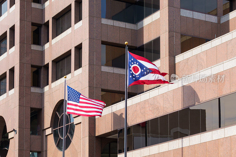 哥伦布俄亥俄办公大楼与美国和俄亥俄国旗