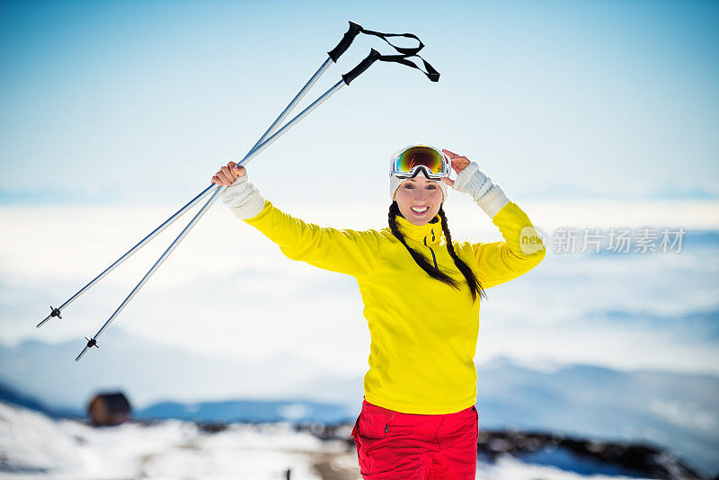 滑雪在山顶敬礼