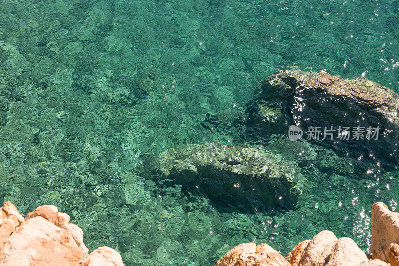 意大利撒丁岛海湾清澈的海水