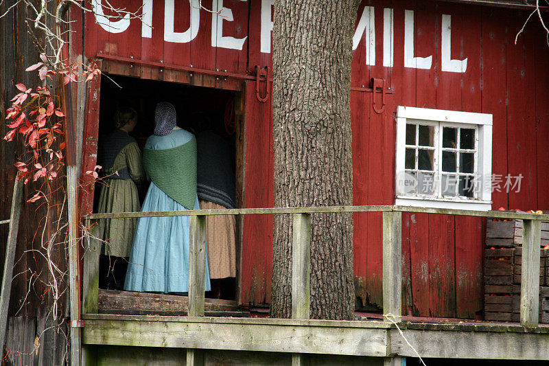 时光倒流:19世纪女性挤进苹果汁厂