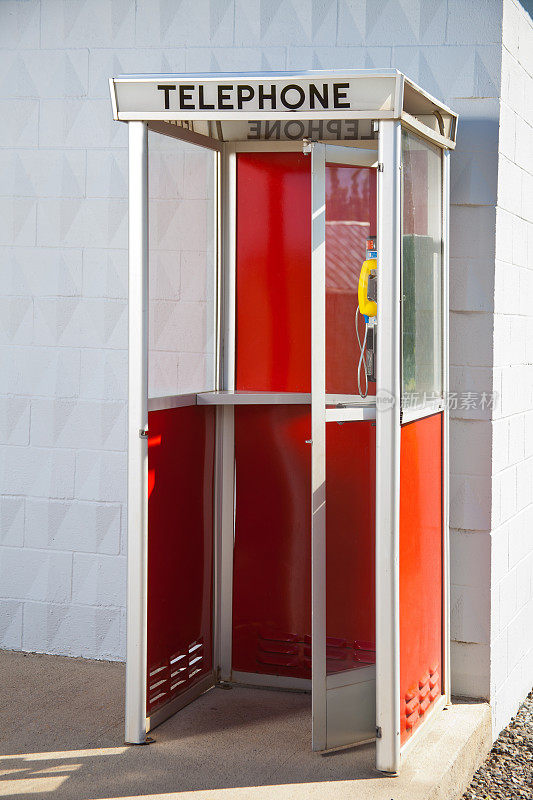 街角的红色电话亭，有玻璃门
