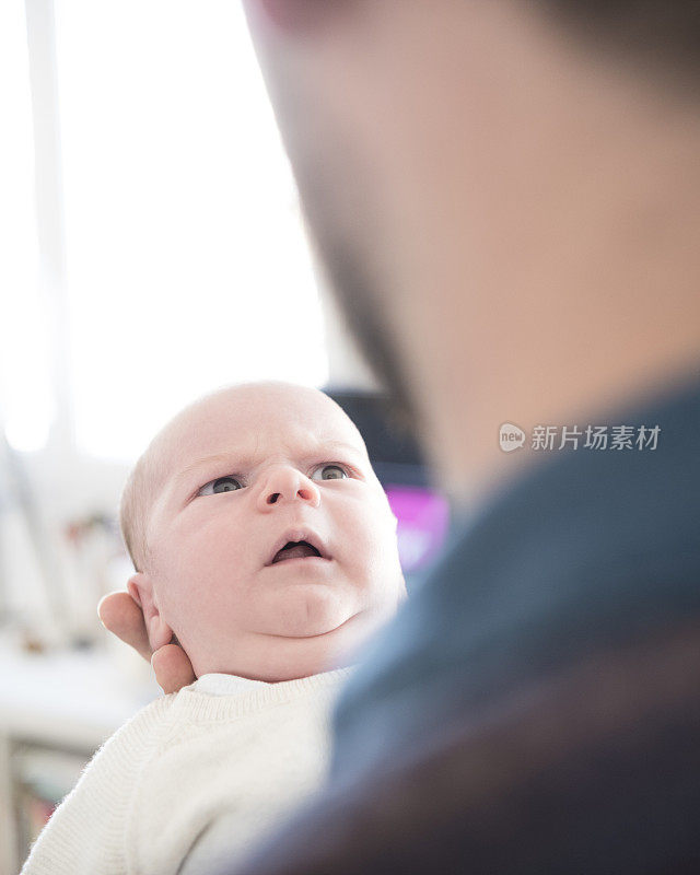 新生男婴的偷拍照片