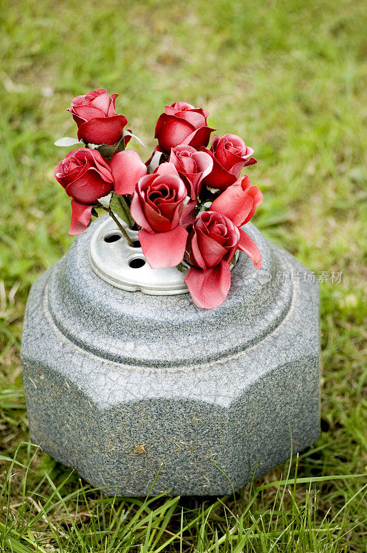 花在坟墓