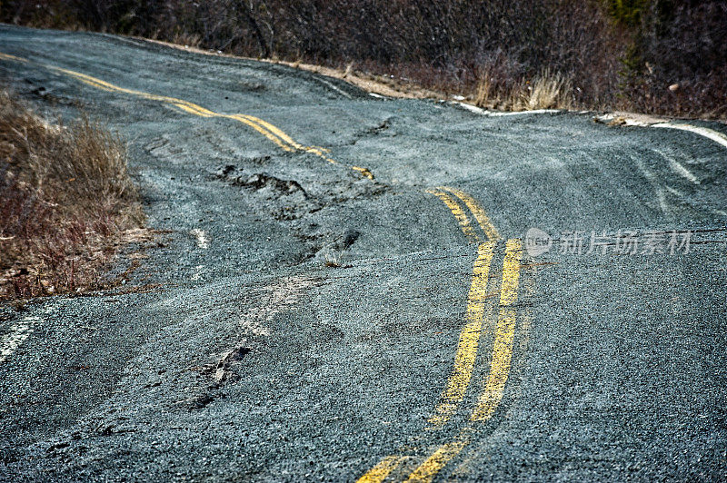 加拿大北极地区的冻土破坏了一条公路。