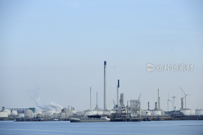 鹿特丹港口，有石油工业和风力涡轮机