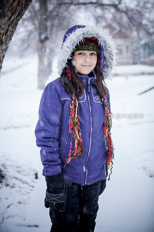 可爱的小女孩在外面的冬天雪