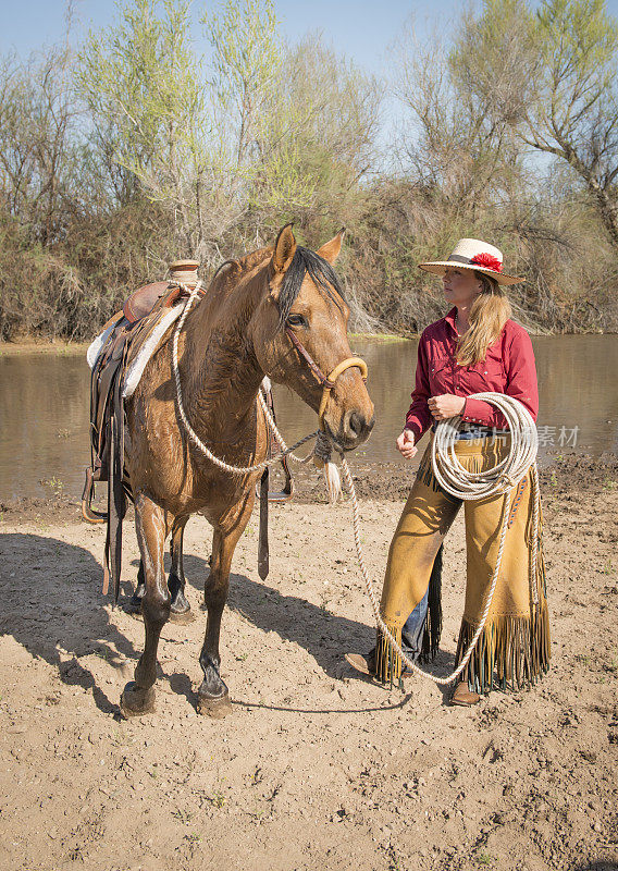 河边的女牛仔和马