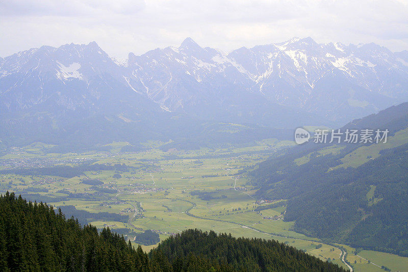 以上泽尔看到山谷和山脉景观鸟瞰图，Tirol景观在奥地利萨尔茨堡土地，奥地利