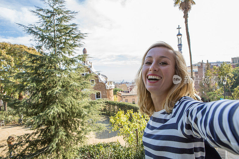 一名年轻女子在巴塞罗那自拍