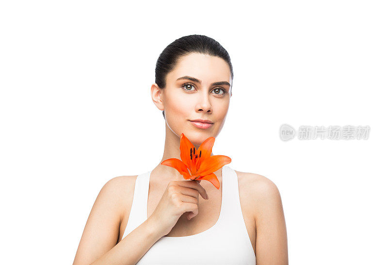 一个年轻女子紧紧捧着一朵橙色的花
