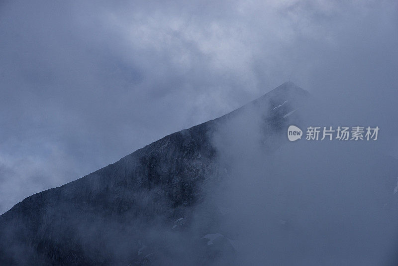 巴伐利亚阿尔卑斯的阿尔卑斯峰在低云后面