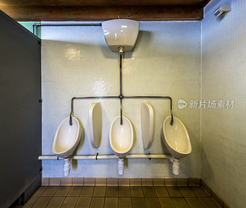 肮脏的小便池-公共厕所