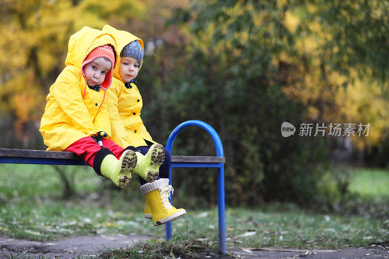 孩子们在秋天的公园散步