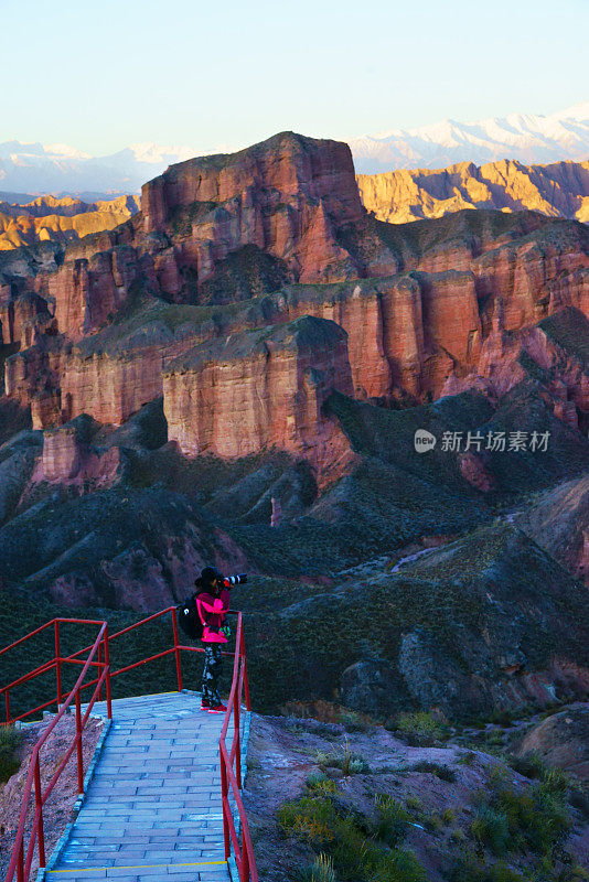 大自然摄影师背包在山上