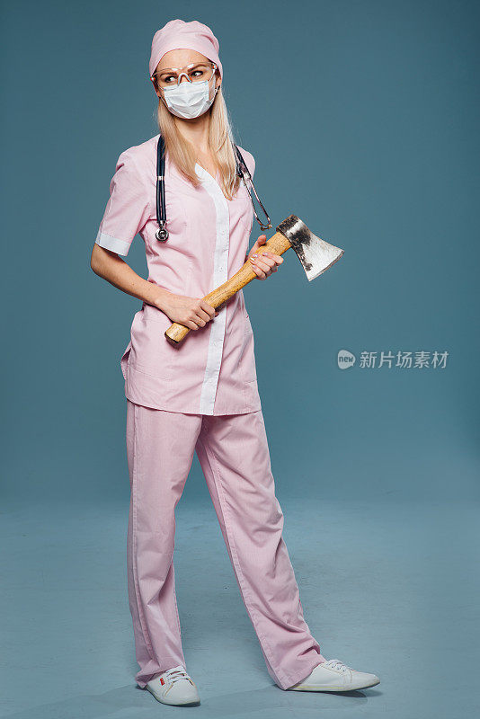 严肃的女医生戴着呼吸器拿着斧头