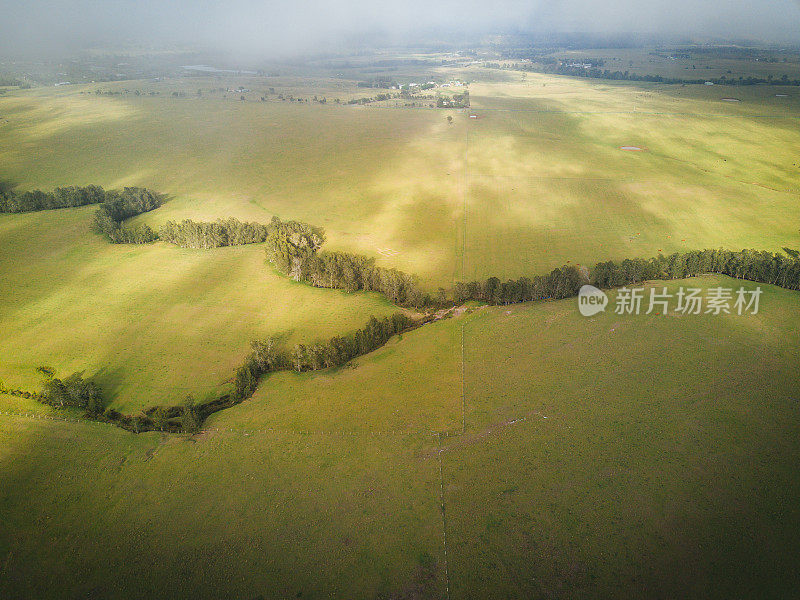 透过云层看到的澳大利亚美丽的风景