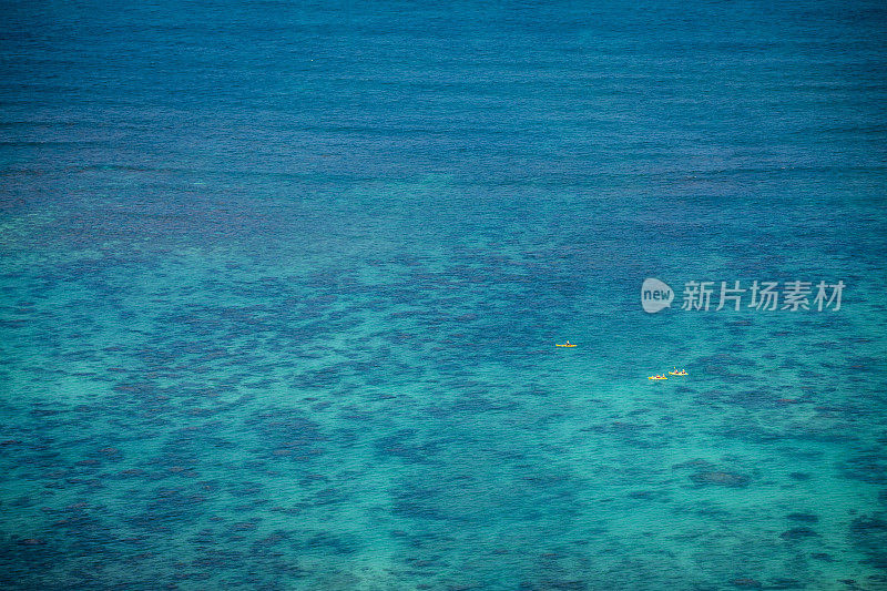 皮划艇在太平洋翠绿的水域中。
