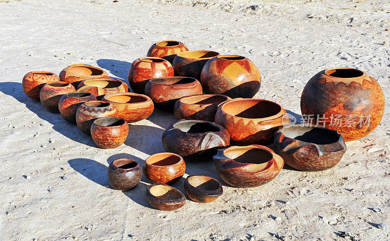 纳米比亚手工制作的非洲装饰陶器