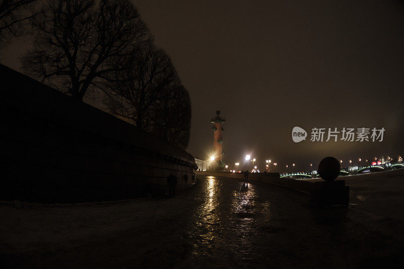 通过广角镜头看圣彼得堡的夜晚