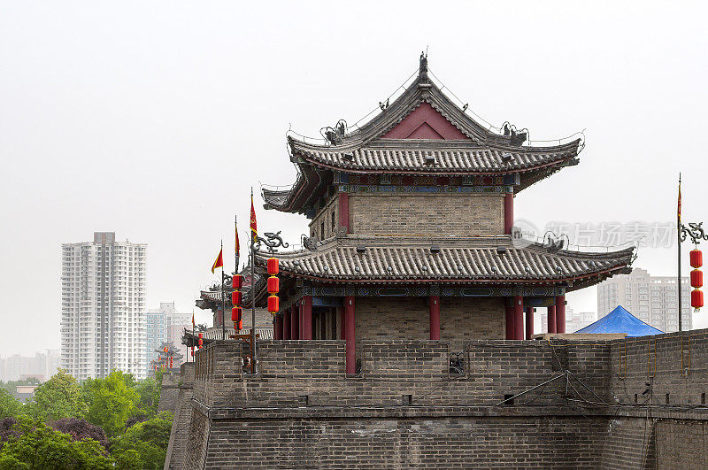 西安的防御城墙上设有瞭望塔。