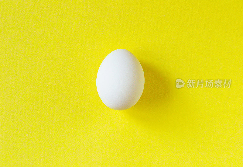 黄色背景上的白色鸡蛋