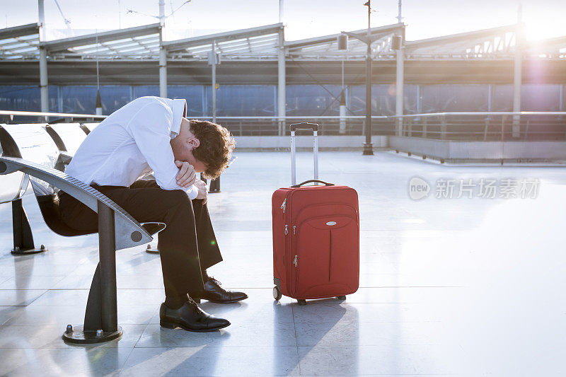 沮丧的旅客在机场等待，航班延误和取消