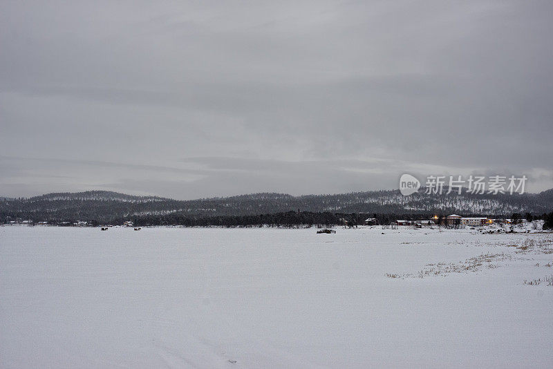 冬天拉普兰湖结冰了