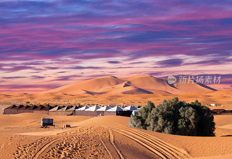 在非洲撒哈拉沙漠的沙丘上露营