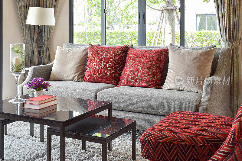 现代客厅设计，红色枕头沙发和装饰台灯