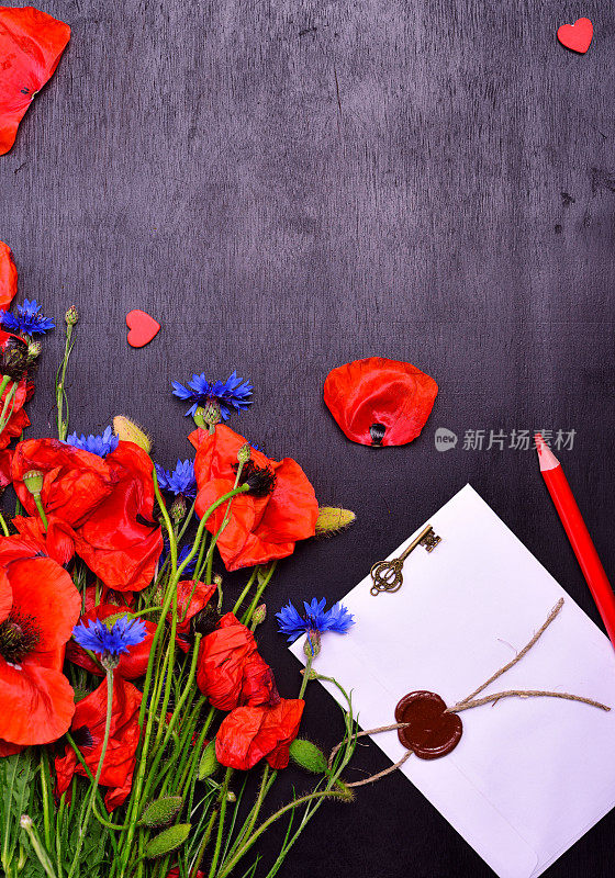 红色罂粟和蓝色矢车菊，还有封好的信封
