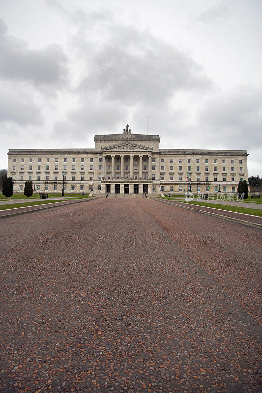 爱尔兰议会上空的灰暗天空