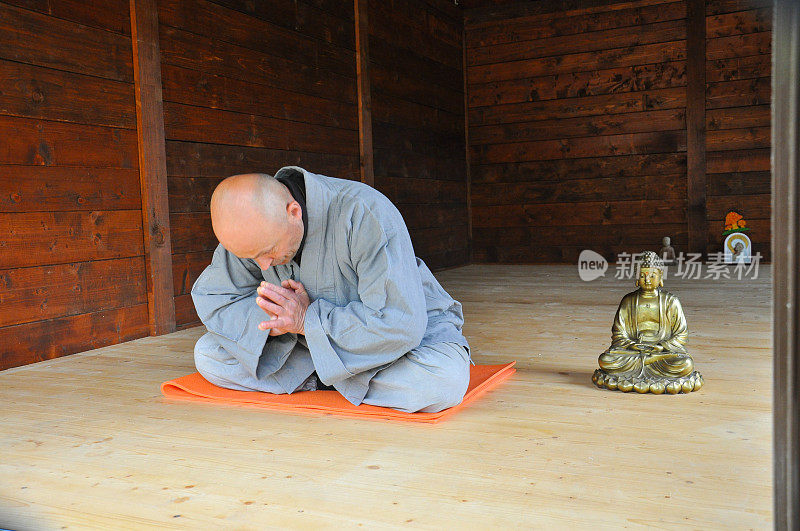 佛教冥想。一个老人在木屋里冥想。