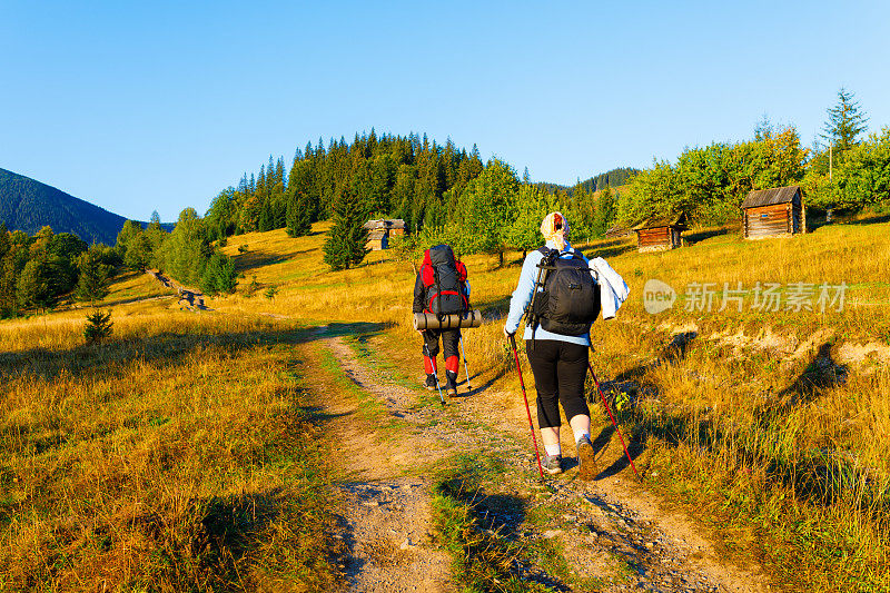 男男女女在山里徒步旅行