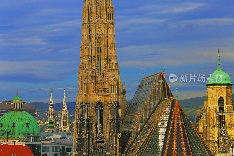 美丽的维也纳城市景观全景，圣斯蒂芬大教堂，Votivkirche和圣彼得教堂-令人印象深刻的建筑和城市天际线在戏剧性的黎明-维也纳，奥地利
