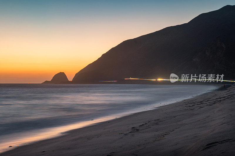 日落时分的加州木谷海岸线。