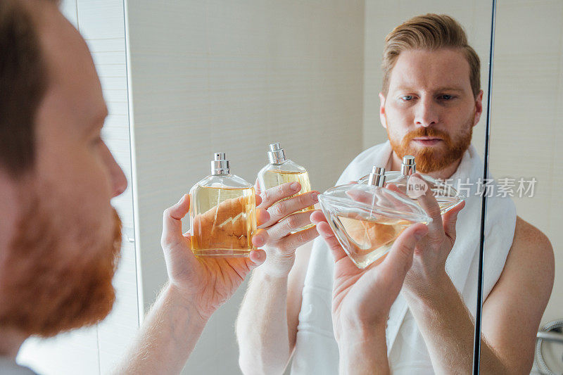 男人在两种香水中做出选择