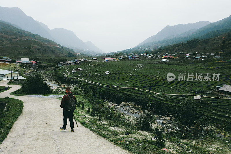 背着背包在越南梯田徒步旅行的男子