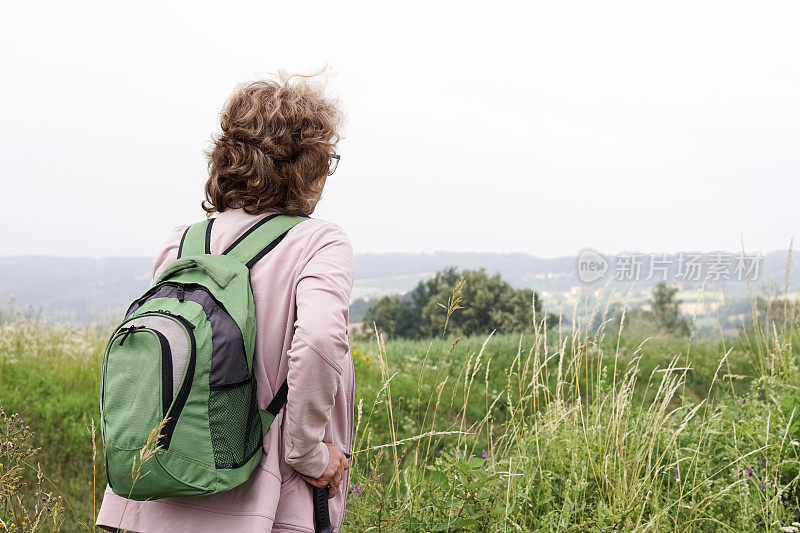 老年妇女徒步登山