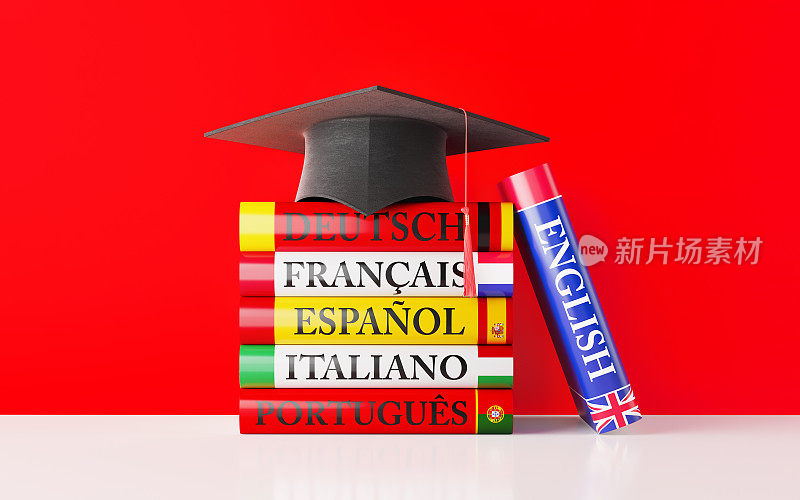 红墙前的彩色辞典、黑板和毕业帽