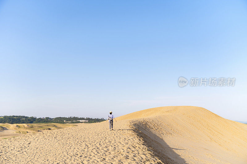 女游客走在沙丘上