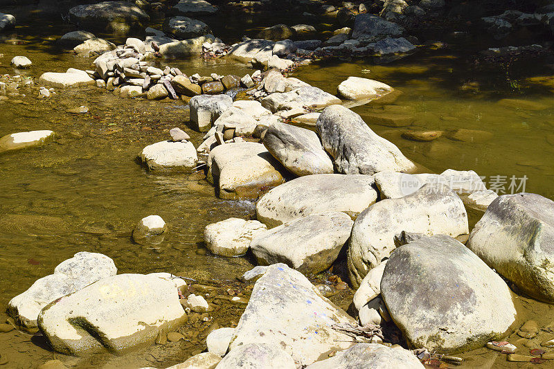 山的河。18、浅山有河，水从岩石中流过。