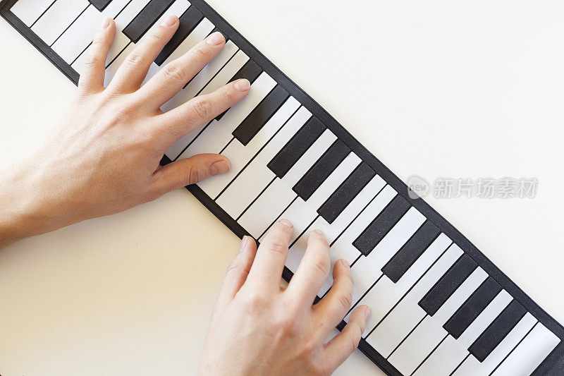 动感的双手弹奏钢琴。