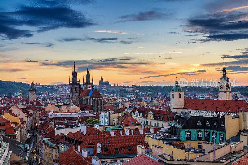 鸟瞰图圣母教堂前泰恩，老城和布拉格城堡在日落布拉格，捷克共和国