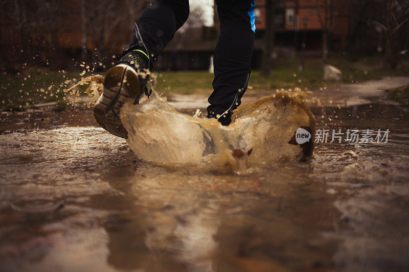 一个男人在雨中奔跑的照片