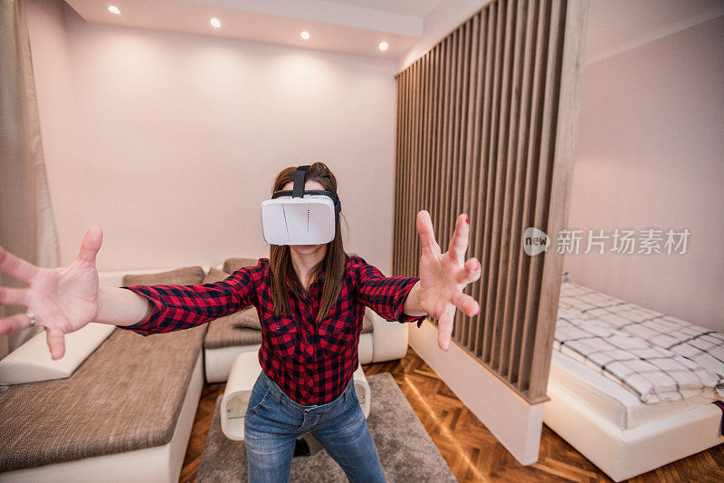 女人使用虚拟现实模拟器耳机