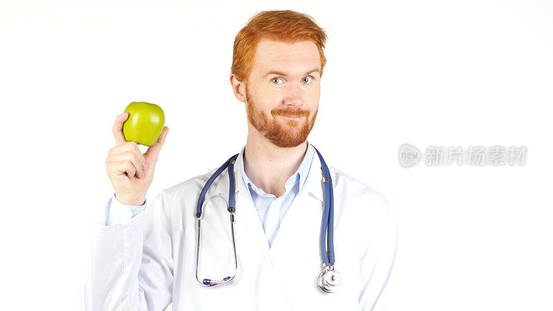 微笑的医生向镜头展示青苹果